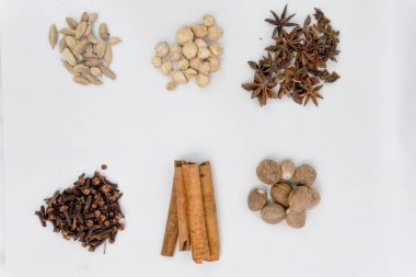 Beyaz arka planda geleneksel bitki ve baharat çeşitleri.