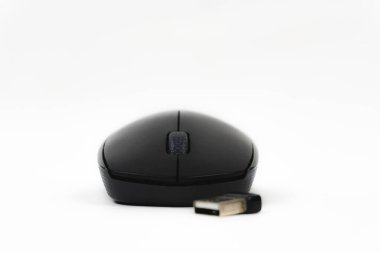 Beyaz arkaplanda USB alıcısı olan siyah bir kablosuz bilgisayar faresi.