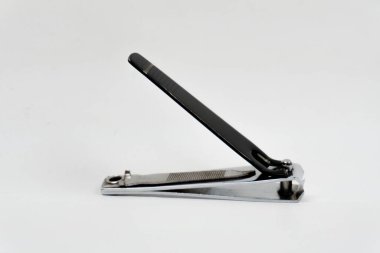 Beyaz arka planda izole edilmiş paslanmaz çelikten yapılmış tırnak makasını kapat. manikür ve pedikür araçları konsepti.