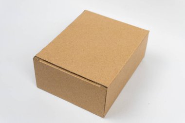Kahverengi karton kutu beyaz arka planda izole edilmiş. Paketleme için uygun.