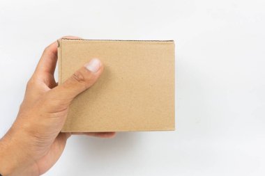 El ele tutuşan kahverengi karton kutu beyaz arka planda izole edilmiş. Paketleme işleri için elverişli. Boş, kutu, kutu, kutu - kap, kahverengi, işletme, kart kutusu, karton, karton kutu, karton, karton, temiz, kırpma yolu, kapalı, renk resmi, taşıyıcı, kurye