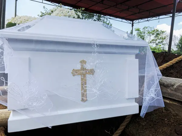 Mezarlıkta haçlı bir Hıristiyan tabutu.