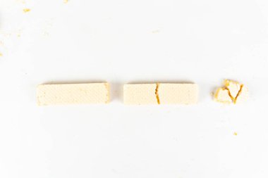 Beyaz arkaplanda soyut biçimde izole edilmiş peynirli gofretler