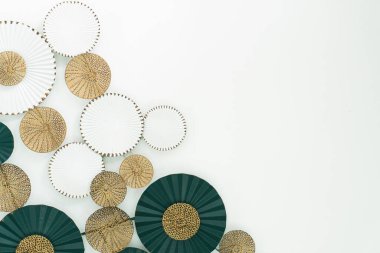 Dekoratif bir duvar parçasının yakın çekimi. Parça dairesel şekillerden oluşuyor, her biri farklı bir desen ve renge sahip..