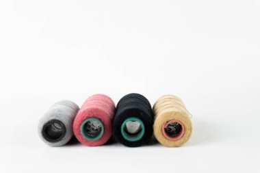 Renkli dikiş ipliği makaraları, ev kıyafetleri endüstrisinde kullanılır. beyaz arkaplanda izole.