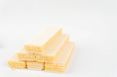 Beyaz arka planda izole edilmiş piramit şeklinde lezzetli peynirli gofret çubukları..