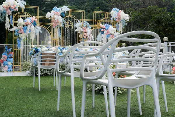 Düğün dekorasyonu kavramı. Pastel çiçek rengi ve beyaz sandalyeyle ilham verici. Akşam yemeği. Aile dekorasyon konsepti.
