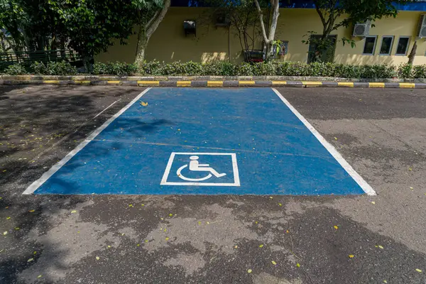 Engelliler için belirlenmiş mavi park yerinin fotoğrafı.
