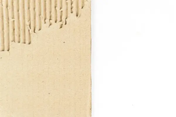 Kraft karton kenarı beyaz arkaplanda yırtılmış