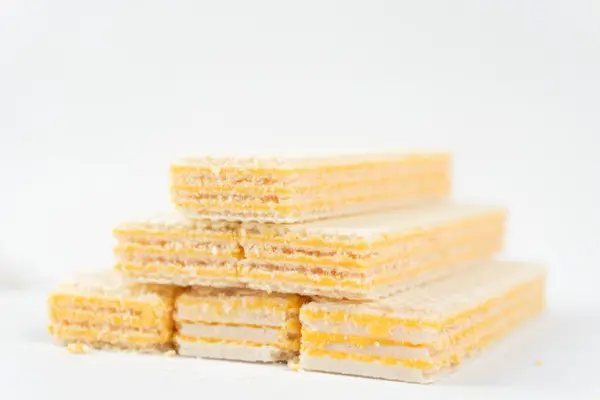 Beyaz arka planda izole edilmiş piramit şeklinde lezzetli peynirli gofret çubukları..