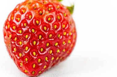 Beyaz arka planda izole edilmiş kırmızı, taze çilek. Bir sürü C vitamini içeren meyveler.