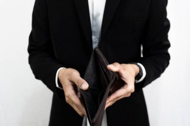 İşadamı iflas etti ve beyaz arka planda boş cüzdanla para kaybetti.