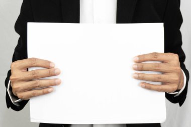İş adamının elinde fotokopi alanı olan boş bir reklam kartı var
