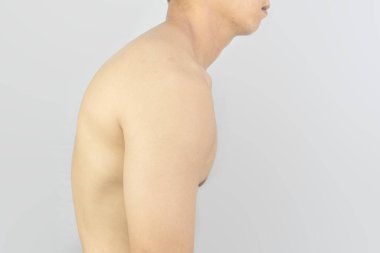 Adamın duruşu kötü ve beyaz arka planı kambur.