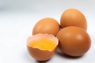 beyaz arka plan üzerinde izole çiğ yumurta toplama