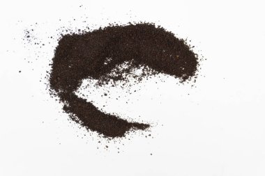 Beyaz arka planda hazır kahve yığını.