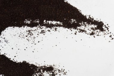 Beyaz arka planda hazır kahve yığını.