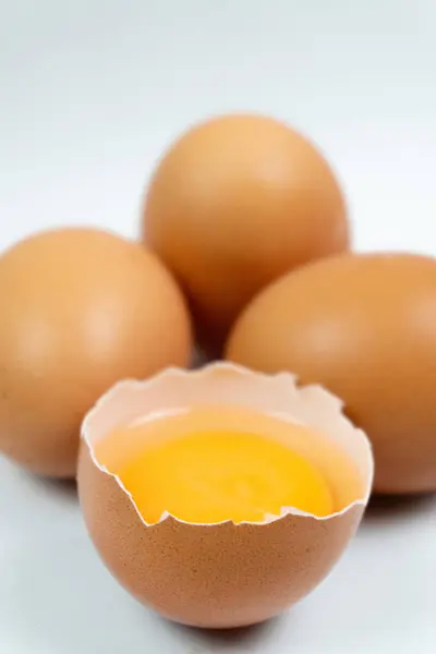 beyaz arka plan üzerinde izole çiğ yumurta toplama