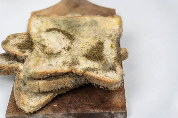 Küflü ekmek yığını ya da tarihi geçmiş ekmek beyaz arkaplanda izole edilmiş
