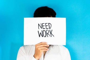 Bir birey, parlak mavi bir arkaplanda yüzünde 