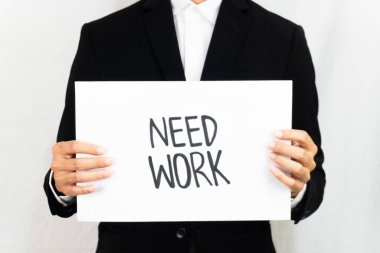 Beyaz bir arkaplan karşısında 