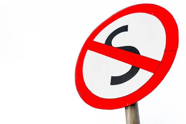 Koyu beyaz arkaplana karşı kırmızı ve beyaz bir 