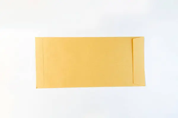 Beyaz arka planlı bir yüzeye bir zarf yerleştirilir.