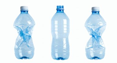 Üç plastik su şişesi: ezilmiş, hazır ve beyaz şarapla reddedilmiş..