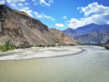 Dağın arasından akan nehir. 