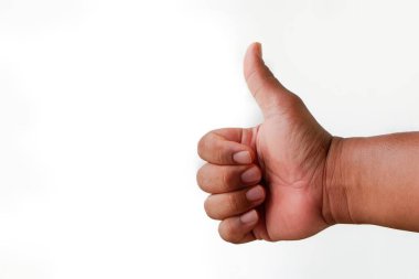 Başparmaklar yukarı ya da çok iyi el hareketi beyaz arka planda izole 