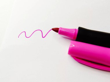 Beyaz kağıt arkaplan üzerine pembe bir kalem karalaması