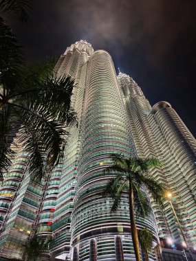 Kuala Lumpur şehir merkezindeki Petronas İkiz Kulelerinin gece odaklanmış görünümü
