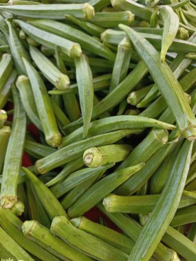 Pazarda satışta olan bamyanın odaklanmış görünümü 