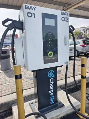 SELANGOR, MALAYSIA - 16 Ağustos 2025: Yükleme Sini hızlı elektrikli araç (EV) şarj istasyonu, iki EVS 'nin aynı anda BMC Mall, Cheras' ta şarj olmasına olanak sağlıyor