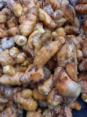 Sabah pazarında çiğ mantar satılıyor.