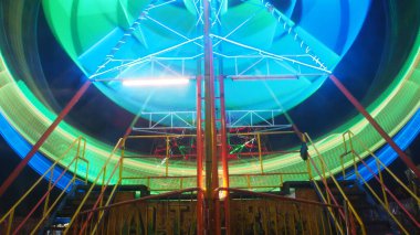 Eğlence parkında renkli gece ışıkları