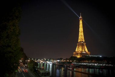 Eyfel Kulesi Paris, Fransa 'da bir gece aydınlandı