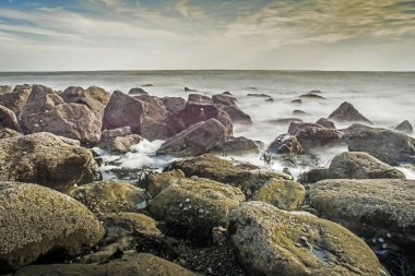 Folkestone 'daki Kumlar' dan Fransa 'ya bakan uzun deniz manzarası.