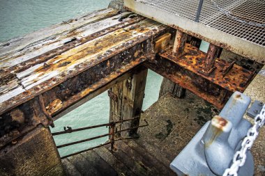 Folkestone 'daki liman kolunda bir iskele.