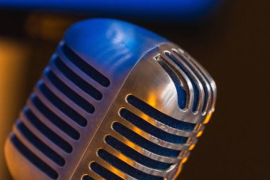 Stüdyoda mikrofon var. Şarkı söylemek için eski dinamik mikrofon.