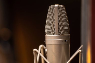 Büyük stüdyo mikrofonu. Yoğunlaştırıcı stüdyo mikrofonunun yakın çekimi