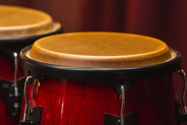 Kırmızı Conga davulları. Konga davullarının başındaki detay. Vurmalı.