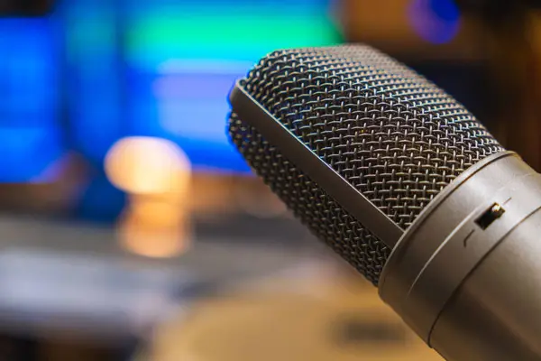 Büyük stüdyo mikrofonu. Stüdyodaki yoğunlaştırıcı mikrofonun yakın çekimi.