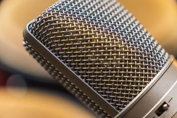 Büyük stüdyo mikrofonu. Stüdyodaki yoğunlaştırıcı mikrofonun yakın çekimi.