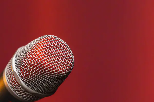 Mikrofon ve ızgarada kırmızı boya olan mikrofon kafasının ayrıntıları.