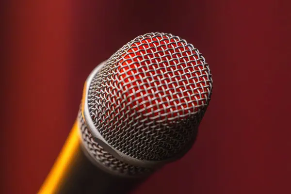 Mikrofon ve ızgarada kırmızı boya olan mikrofon kafasının ayrıntıları.