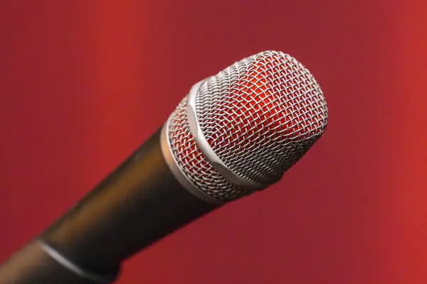 Mikrofon ve ızgarada kırmızı boya olan mikrofon kafasının ayrıntıları.