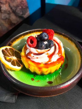 Meyve ve naneli taze meyveli kek.