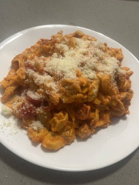 Domates soslu makarna ve parmesan peyniri. İtalyan mutfağı.