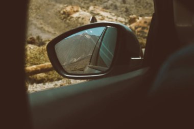 Dikiz aynasında dağ görüntüsü